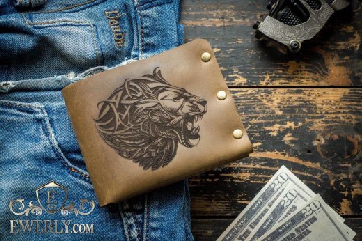 Мужской кожаный кошелёк с гравировкой льва, фото